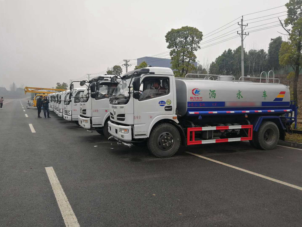 江西上饒高總訂購程力10臺灑水車，1臺高空，1臺路面